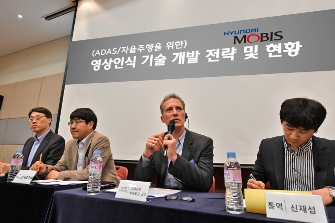 현대모비스 EE(Electrical & Electronics)연구소장 장재호 전무, 자율주행개발센터장 그레고리 바라토프 상무, 자율주행개발실장 이진언 상무가 현대모비스의 딥러닝 기반 영상인식 기술 개발 현황에 대한 질문에 답변하고 있다.