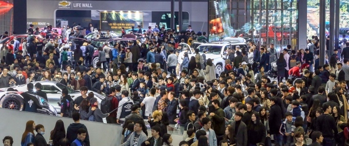 지난 3월29일부터 4월7일까지 경기도 고양시 킨텍스에서 “지속가능하고 지능화된 이동혁명”을 주제로 열린 2019서울모터쇼가 막을 내렸다. 총 열흘 간 누적 관람객은 62만 8천여 명에 달해 2017서울모터쇼 대비 소폭 증가했다.(4월7일 12시 기준 잠정치)