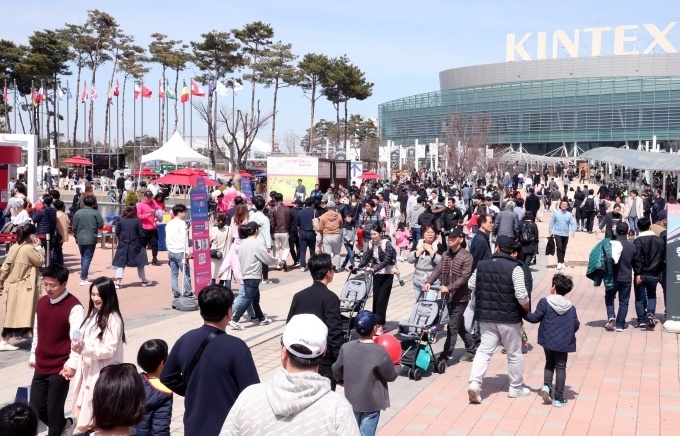 지난 3월29일부터 4월7일까지 경기도 고양시 킨텍스에서 “지속가능하고 지능화된 이동혁명”을 주제로 열린 2019서울모터쇼가 막을 내렸다. 총 열흘 간 누적 관람객은 62만 8천여 명에 달해 2017서울모터쇼 대비 소폭 증가했다.(4월7일 12시 기준 잠정치)