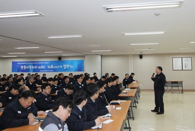 쌍용자동차 예병태 신임 사장이 지난 3일 오후 서울서비스센터에서 열린 서비스본부 직원들과의 CEO 간담회에서 인사말을 건네고 있다.