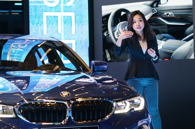 BMW 뉴 3시리즈 인테리어 담당 김누리 디자이너가 뉴 3시리즈 디자인을 설명하고 있다.