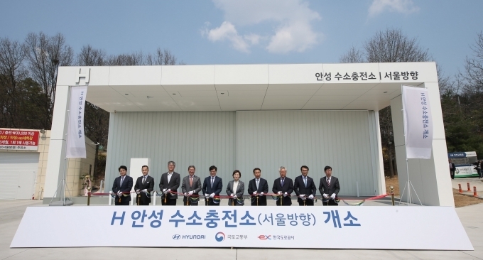 자유한국당 김학용 의원(왼쪽 네 번째부터), 현대자동차 공영운 사장, 국토교통부 김현미 장관, 한국도로공사 이강래 사장이 12일 안성휴게소 수소충전소(서울방향) 개소식에서 테이프 커팅식을 진행하고 있다.
