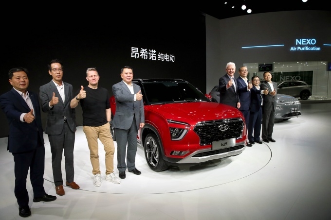 현대자동차가 16일(현지시각) '2019 상하이 국제모터쇼'에서 처음 공개한 중국 전략형 SUV 신형 ix25. (왼쪽부터) 천홍량 베이징현대 동사장, 차석주 중국제품개발본부장 부사장, 사이먼 로스비 현대중국디자인담당 상무, 쉬허의 베이징기차그룹 동사장, 알버트 비어만 현대기아차 연구개발본부장 사장, 류위 베이징현대 상임부총경리, 리더런 베이징현대 동사, 판징타오 베이징현대 판매부본부장