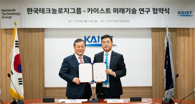 KAIST 신성철 총장(왼쪽)과 한국테크놀로지그룹 대표이사 조현식 부회장이 한국테크놀로지그룹-KAIST 미래기술 연구 협약을 체결하고 기념 촬영을 하고 있다.