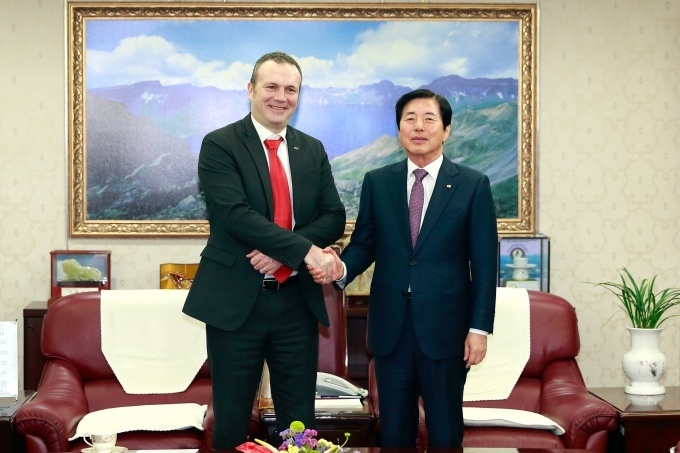르노삼성자동차 도미닉 시뇨라 사장(왼쪽)이 23일 오전 부산상공회의소를 방문해 허용도 부산상공회의소 회장(오른쪽)과 만나 고객 신뢰 회복과 내수 판매 증진을 위한 경영활동을 부산공장 상황과는 별개로 더 적극적으로 펼쳐갈 것임을 밝혔다.