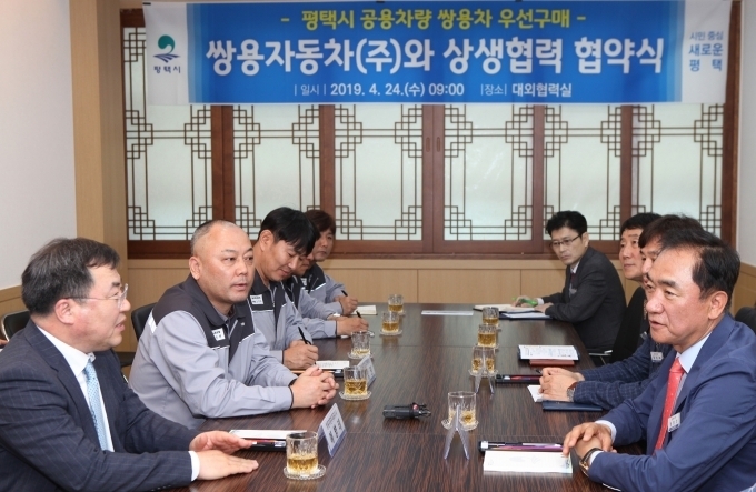 정장선 평택시장(사진 오른쪽), 쌍용자동차 예병태 대표이사(맨왼쪽), 정일권 노동조합위원장(왼쪽 두번째)이 협약식에서 대화를 나누고 있다.