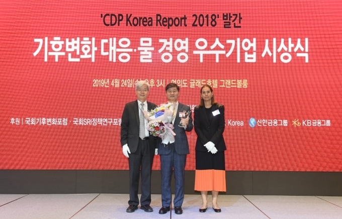 왼쪽부터 CDP 한국위원회 장지인 위원장, 한국타이어 HR부문장 윤순기 전무, CDP 글로벌 디렉터 안티고네 테오도르가 기념촬영을 하고 있다.