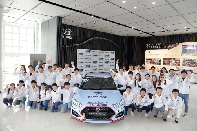TEAM HMC’ 3기 발대식에서 이광국 현대자동차 국내영업본부장(두 번째줄 오른쪽에서 여섯 번째), ‘TEAM HMC’ 드라이버들, 현대모터클럽 동호회장 등 관계자들이 기념 촬영을 하고 있는 모습.