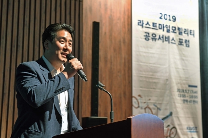 현대자동차 전략기술본부 장동선 책임연구원이 사회자로서 포럼을 진행하고 있는 모습. 