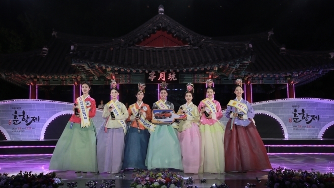 가장 한국적인 미를 갖춘 올해 춘향 진의 영예는 황보름별씨(사진 왼쪽 네 번째)에게 돌아갔다. 춘향 진을 비롯한 입상자들이 수상 후 무대 위에서 포즈를 취하고 있다.