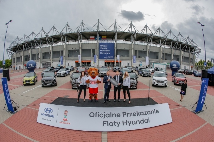 13일(현지시간) 열린 ‘FIFA U-20 월드컵 폴란드 2019’ 공식 차량 전달식에서 세바스찬 시보롭스키 현대차 폴란드법인 매니징 디렉터(사진 가운데 좌측)가 제롬 마테우치 FIFA 후원사 마케팅 총괄과 모형키를 전달하는 모습.