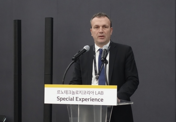도미닉 시뇨라 르노삼성자동차 사장이 15일 경기도 용인시 르노테크놀로지코리아에서 열린 미디어 초청 행사에서 인사말을 하고 있다.