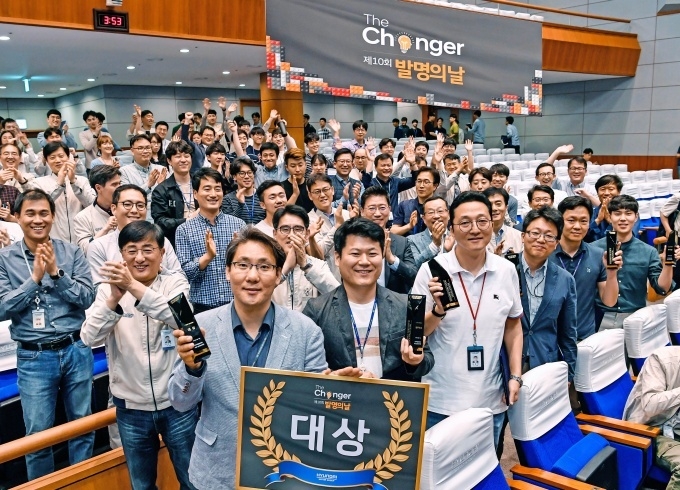 2019년도 현대기아차 발명의 날 행사에서 우수특허 수상자들이 현대기아차 임직원들과 함께 기념촬영을 하고 있는 모습