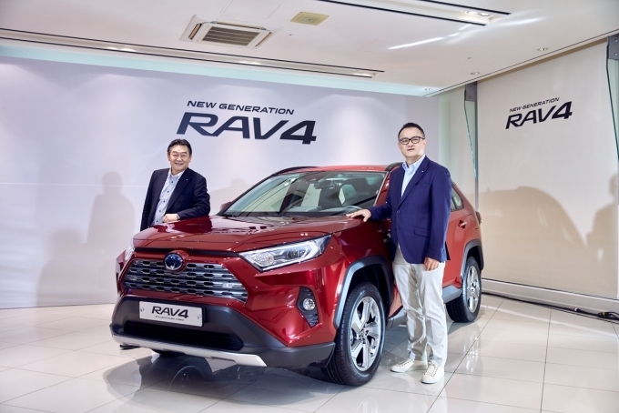 타케무라 노부유키 토요타 코리아 사장(우측)&사에키 요시카즈 뉴 제너레이션 RAV4 치프 엔지니어가 포즈를 취하고 있다.