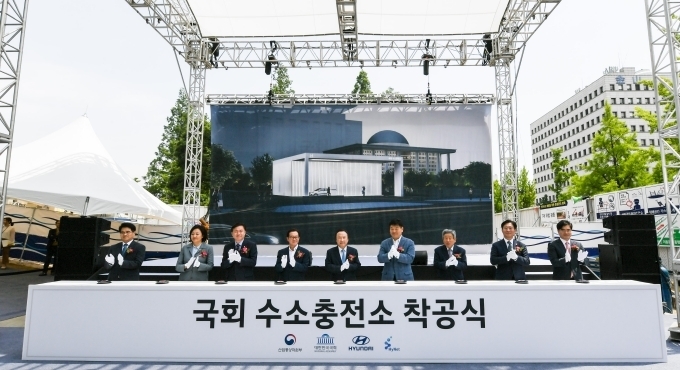 왼쪽부터 수소에너지네트워크 유종수 대표, 중소벤처기업부 박영선 장관, 더불어민주당 김영춘 의원, 자유한국당 이종배 의원, 국회 산업통상자원중소벤처기업위원회 홍일표 위원장, 더불어민주당 홍의락 의원, 유인태 국회사무총장, 산업통상자원부 성윤모 장관, 현대자동차 공영운 사장이 30일 서울 여의도 국회에서 열린 국회 수소충전소 착공식에서 기념촬영하고 있다.