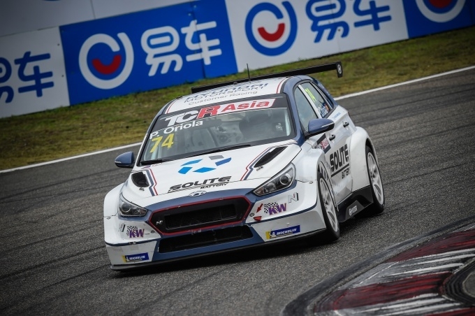 i30 N TCR(페페 오리올라·쏠라이트 인디고 레이싱)이 경주하고 있는 모습