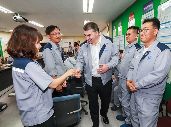 카허 카젬 한국지엠 사장이 3일 창원 사업장을 방문해 직원들을 격려하고 있는 모습.