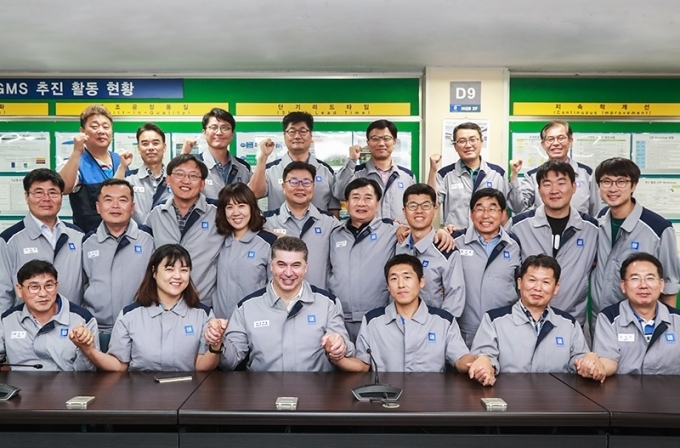 카허 카젬 한국지엠 사장이 3일 창원 사업장을 방문해 직원들과 기념촬영을 하고 있는 모습.