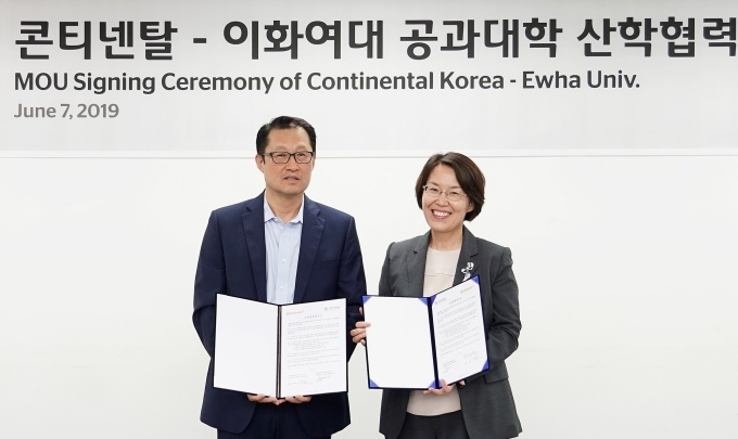 콘티넨탈 코리아가 지난 7일 이화여자대학교와 산학협력 협약식을 가졌다. 왼쪽부터 이혁재 콘티넨탈 코리아 대표, 임혜숙 이화여대 엘텍공과대학 학장