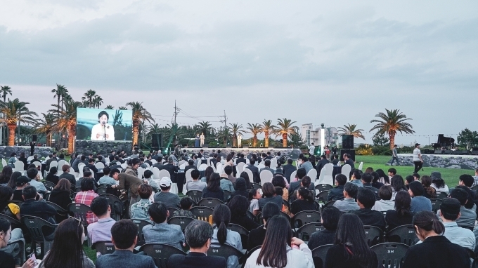 10일 제주 해비치 호텔&리조트 야외 정원에서 열린 ‘제12회 제주 해비치 아트 페스티벌’ 개막식 공연이 진행되고 있는 모습