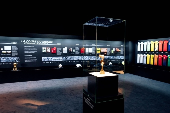 <2019 FIFA 프랑스 여자월드컵>을 기념하기 위한 특별 전시관 'FIFA World Football Museum presented by Hyundai'에 전시된 '여자 월드컵 실제 우승 트로피'