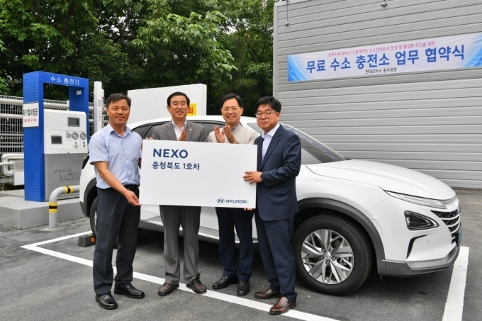 충북 1호 수소전기차 소유주 조명희 고객이 현대모비스 충주공장 수소충전소에서 차량을 인도받는 모습. 좌측부터 충북 수소 1호차 조명희 고객, 조길현 충주시장, 이주권 현대모비스 충주공장장, 송필용 현대자동차 충북지역본부 본부장.