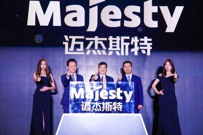 사진 가운데 왼쪽부터 금호타이어 대표이사 전대진 사장, 더블스타그룹 차이용썬 회장, 금호타이어 중국본부장 오종서 상무가 기념촬영을 하고 있는 모습.