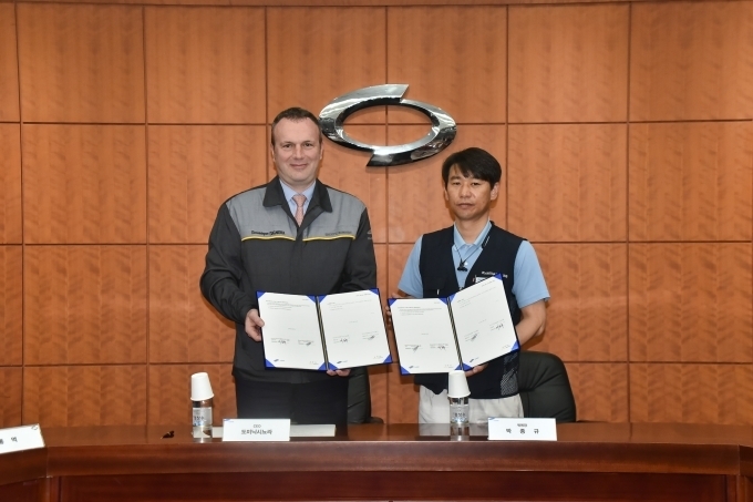 2018년 노사 상생선포식 및 임단협 조인식에서 르노삼성자동차 도미닉 시뇨라 사장(왼쪽)과 박종규 노동조합 위원장(오른쪽)이 기념 촬영을 하고 있다.