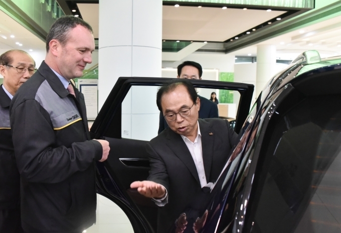 오거돈 부산시장이 부산공장에 전시된 QM6를 둘러보고 있다. 이날 노사 상생선언식에서 오시장은 더 뉴 QM6 구매를 약속했다.