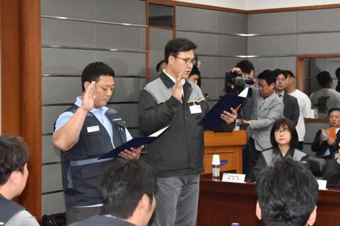 르노삼성차 노사 관계자가 무노동 무임금 원칙을 준수하고 노사간 상생을 위한 평화 기간을 마련해 향후 모범적인 무분규 사업장으로 자리매김하겠다는 다짐을 담은 노사 상생 공동 선언문을 발표하고 있다.