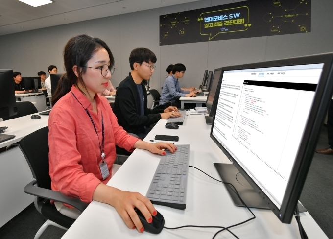 지난 25일 경기도 용인 현대모비스 기술연구소에 위치한 모비스 소프트웨어 아카데미에서 개최된 ‘SW 알고리즘 경진대회’ 결선에 참가한 연구원들이 주어진 과제를 해결하기 위해 코딩작업을 수행하고 있다.