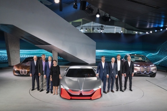 BMW 그룹 하랄드 크루거 회장을 비롯한 보드멤버들이 BMW Vision M NEXT 앞에서 포즈를 취하고 있다.