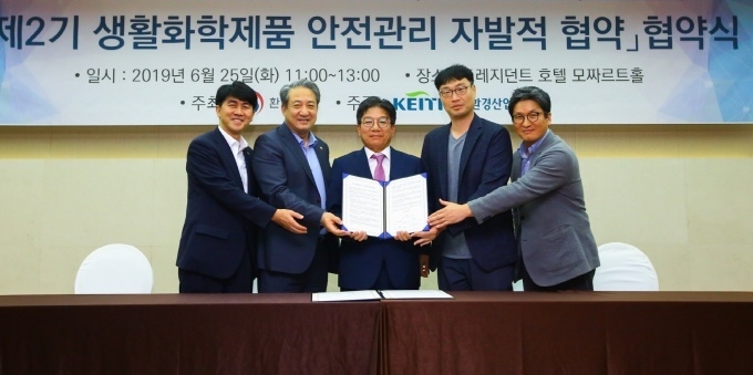 (왼쪽부터) 한국환경산업기술원 남광희 원장, 환경부 박천규 차관, 불스원 연구소 김영진 상무, 환경운동연합 최준호 사무총장, 환경정의 이종태 센터장이 기념촬영을 하고 있다.