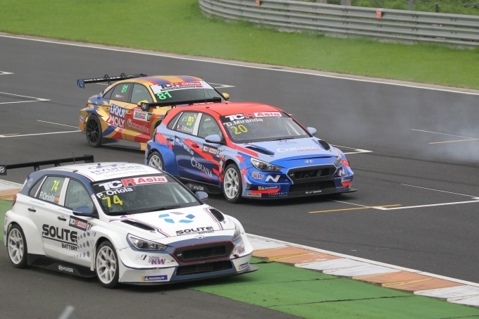 7월5일부터 7일까지 중국 저장성 저장 인터내셔널 서킷(Zhejiang International Circuit)에서 열린 TCR 아시아 시리즈 네 번째 대회에서 i30 N TCR(페페 오리올라∙쏠라이트 인디고 레이싱, 다니엘 미란다∙유라시아 모터스포트) 등이 경주하고 있는 모습