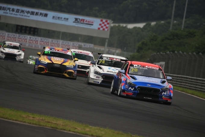7월5일부터 7일까지 중국 저장성 저장 인터내셔널 서킷(Zhejiang International Circuit)에서 열린 TCR 아시아 시리즈 네 번째 대회에서 i30 N TCR(디에고 모란·리퀴몰리 팀 엥슬러, 페페 오리올라∙쏠라이트 인디고 레이싱) 등이 경주하고 있는 모습