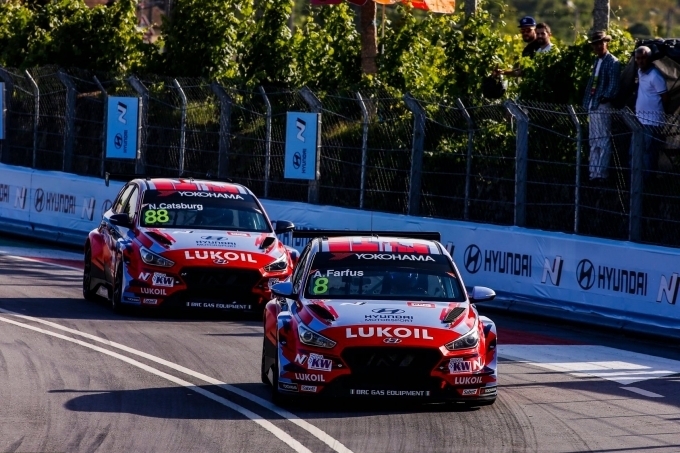 현대차 ‘i30 N TCR’ 경주차가 이달 5일부터 7일까지 포르투갈 빌라 레알 서킷(Circuito Internacional de Vila Real)에서 개최된 ‘2019 WTCR’ 첫 번째 레이스에서 경주하는 모습