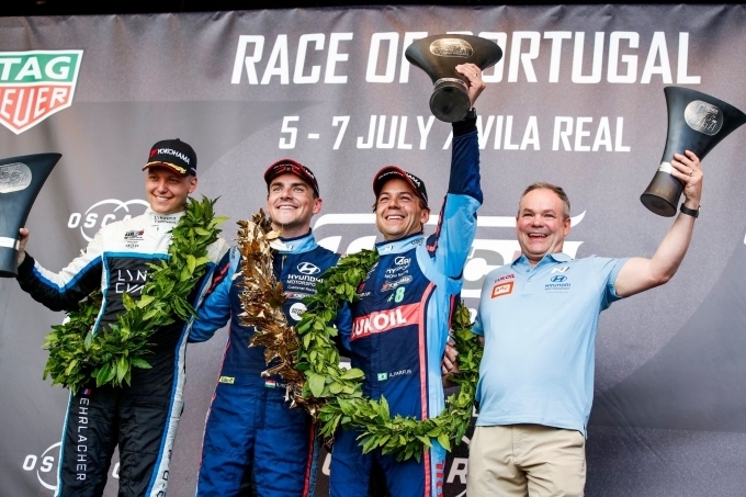 현대차 ‘i30 N TCR’ 드라이버가 ‘2019 WTCR’ 첫 번째 레이스에서 1, 3등을 동시에 석권한 후, 포디움에서 세레모니를 하는 모습
