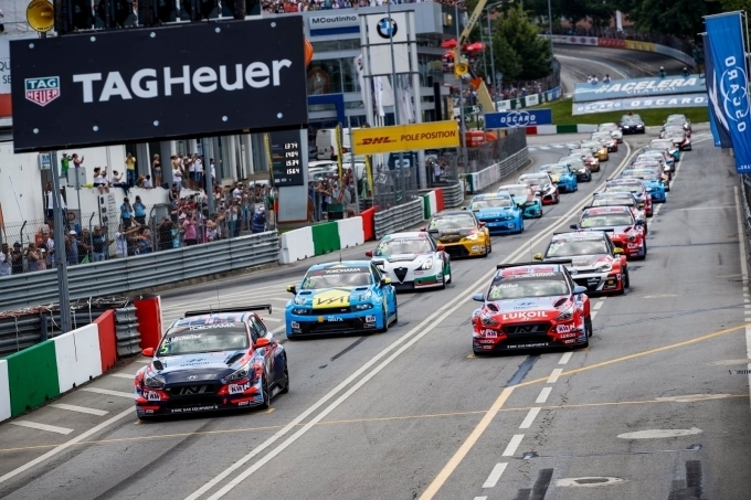 현대차 ‘i30 N TCR’ 경주차가 ‘2019 WTCR’ 첫 번째 레이스에서 그리드에 정렬 해 있는 모습