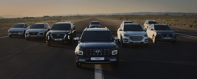 가족으로 인정받은 ‘베뉴’가 현대자동차 SUV 패밀리(좌측부터 넥쏘, 싼타페, 팰리세이드, 베뉴, 투싼, 코나)와 함께 활주로를 달리는 모습