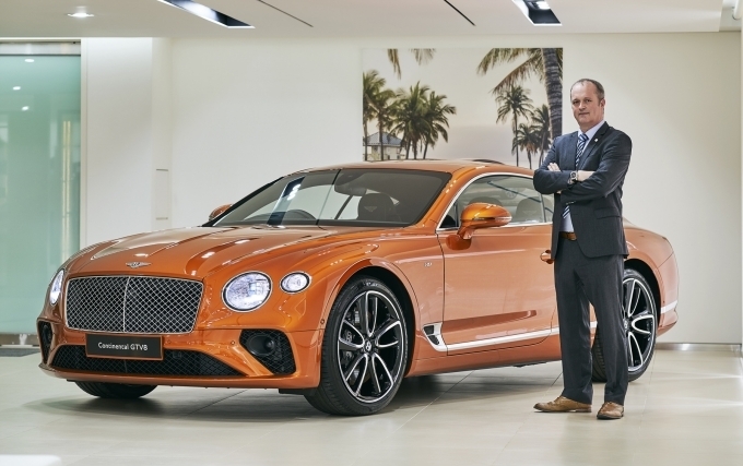워렌 클락 한국 총괄 브랜드 매니저가 컨티넨탈 GT V8 & GT V8 컨버터블 옆에서 포즈를 취하고 있다.
