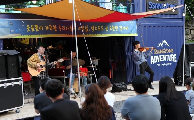 밴드경연 프로그램 슈퍼밴드에서 큰 인기를 얻은 가능동밴드가 시원한 바이올린연주를 들려 주고 있다.