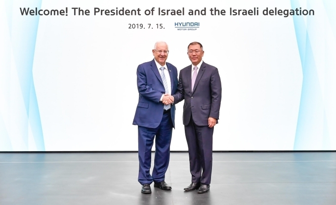 15일 오후 경기도 화성시 현대·기아자동차 기술연구소에 방문한 레우벤 (루비) 리블린 이스라엘 대통령(왼쪽)과 현대자동차그룹 정의선 수석부회장이 악수를 나누고 있다.