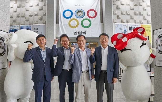 (사진 왼쪽부터) 시교육연구정보원 주연규 총무부장, 금호타이어 전대진 사장, 김삼호 광산구청장, 박상철 호남대총장이 기념촬영을 하고 있다.