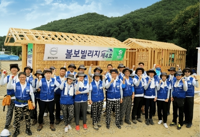 제4호 볼보 빌리지 건립 봉사활동에는 양성모 볼보그룹코리아 대표이사(우측 상단) 및 임직원들이 자발적으로 참여해 직접 이웃사랑을 실천했다.