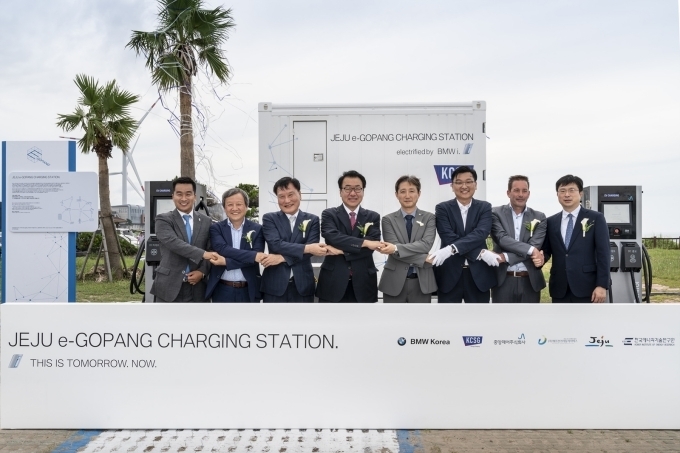 우측부터 고흥범 BMW 대외협력팀 이사, 안드레아스 플렝크 알펜 영업 본부장, 허은 KCSG 대표이사, 정남조 한국에너지기술연구원 제주글로벌센터장, 이규제 제주전기자동차서비스 대표이사, 신상희 중앙제어 대표이사, 김대환 세계전기차협의회 회장이 기념촬영을 하고 있다.