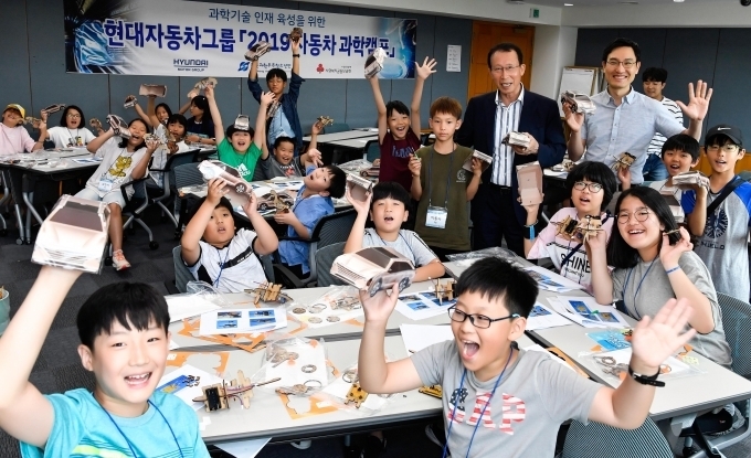 현대자동차 인재개발센터 파주캠퍼스에서 12일부터 진행된 ‘2019 자동차 과학캠프’ 참가 학생들이 체험 교육 중 환하게 웃고 있는 모습.