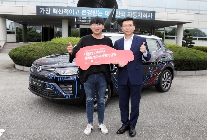 지난 6일 경기도 평택 쌍용자동차 본사에서 전달식을 열고 이벤트 당첨자 장준혁씨(28세, 사진 왼쪽)와 김준호 커뮤니케이션팀장 등 관련 임직원들이 참석한 가운데 1등 경품 티볼리 차량을 전달하였다.