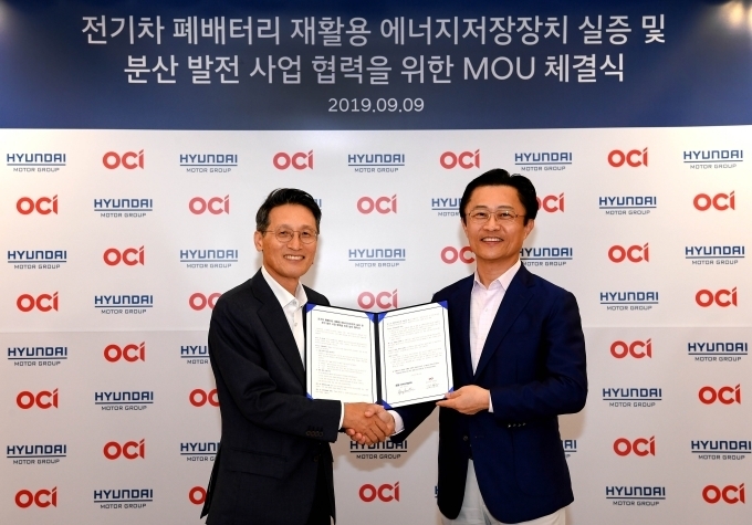 현대차그룹 전략기술본부장 지영조 사장(오른쪽)과 OCI 대표이사 김택중 사장이 양해각서 체결식 후 기념사진을 찍고 있는 모습