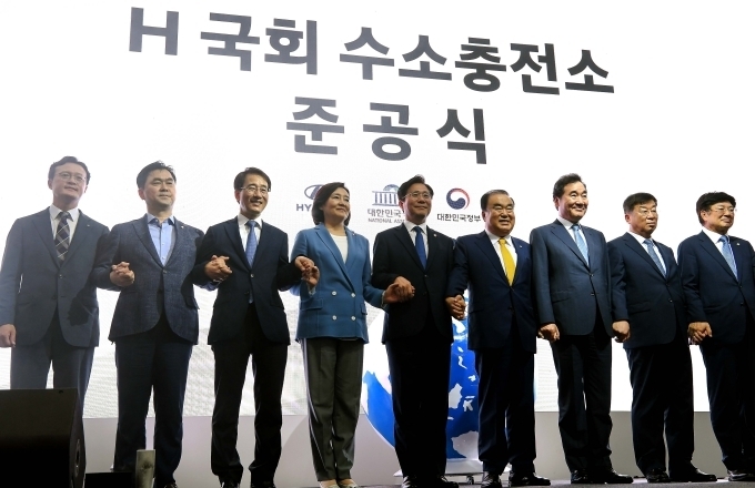 왼쪽부터 채현일 영등포구청장, 김종민 국회의원, 이원욱 국회의원, 박영선중소벤처기업부 장관, 성윤모 산업통상자원부 장관, 문희상 국회의장, 이낙연 국무총리, 윤여철 현대차 부회장, 이종구 국회 산업통상자원중소벤처기업위원회 위원장 등 참석자들이 10일 서울 여의도 국회에서 열린 H 국회 수소충전소 준공식에서 기념촬영을 하고 있는 모습