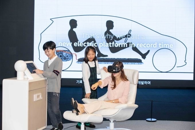 4층 전시장에서 폭스바겐 전기 콘셉트카 ID.의 자율주행 VR을 체험하고 있다.